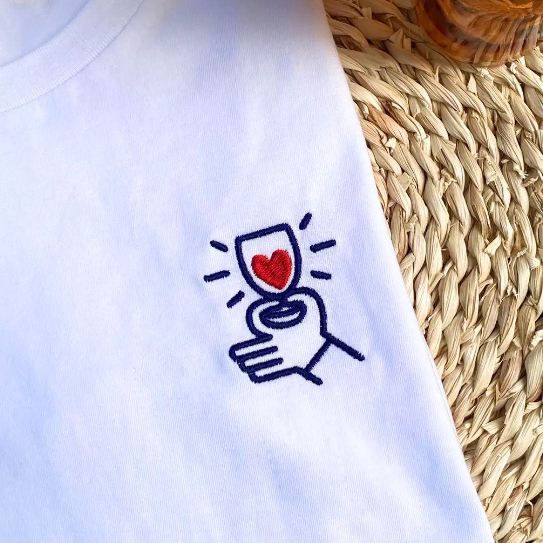 Besticktes Damen-T-Shirt 'Rotes Herz' weiß