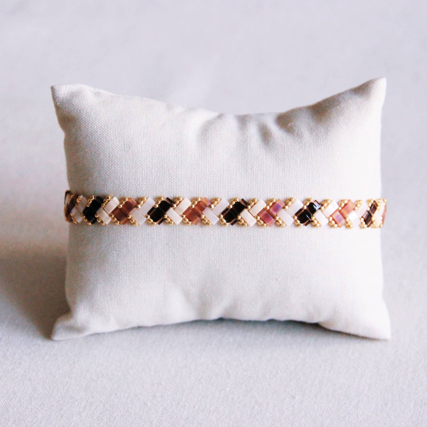 Geflochtenes Tila-Perlenarmband - Nude-Farben
