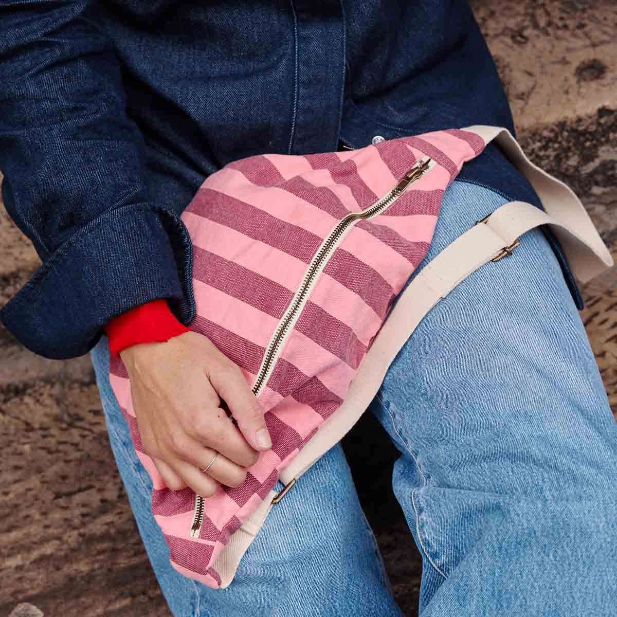 Gestreifte Gürteltasche in burgunderrot/flamingo