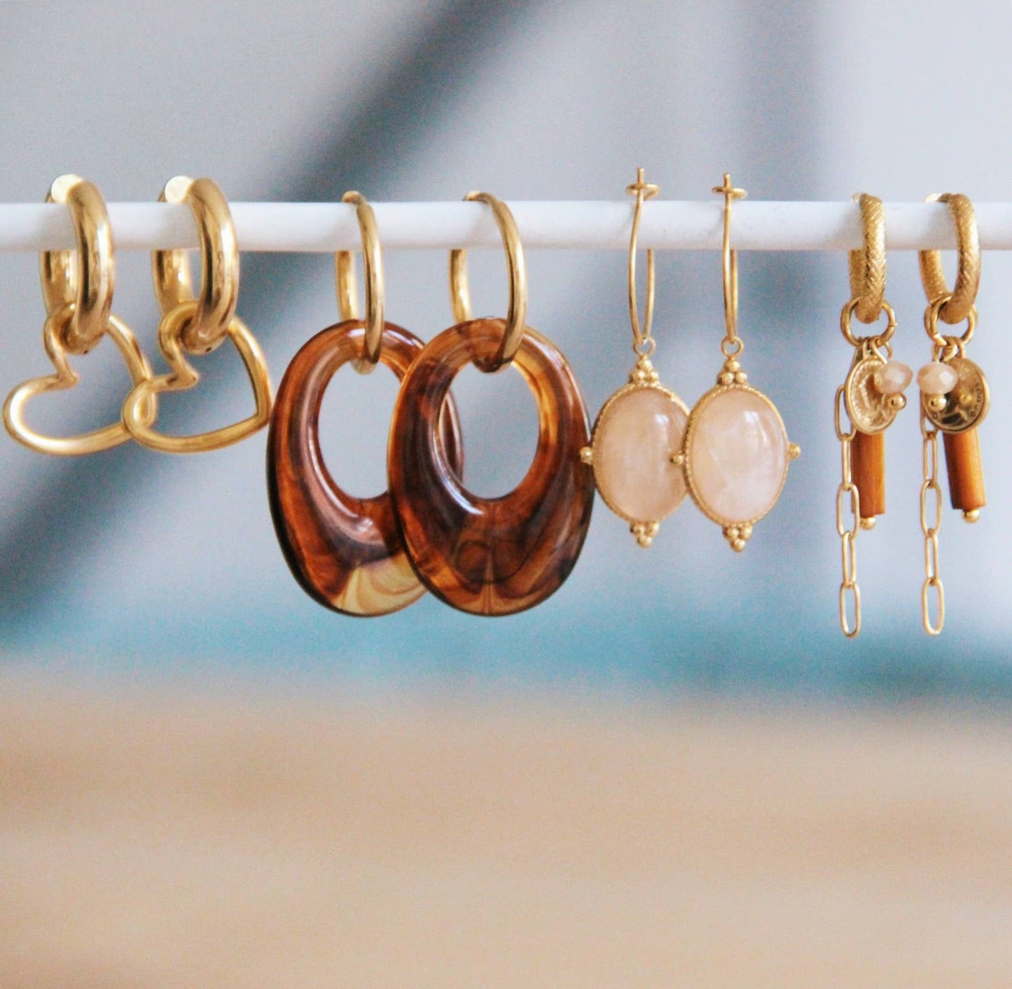 Breite hoops aus Edelstahl mit offenem Herz - Gold