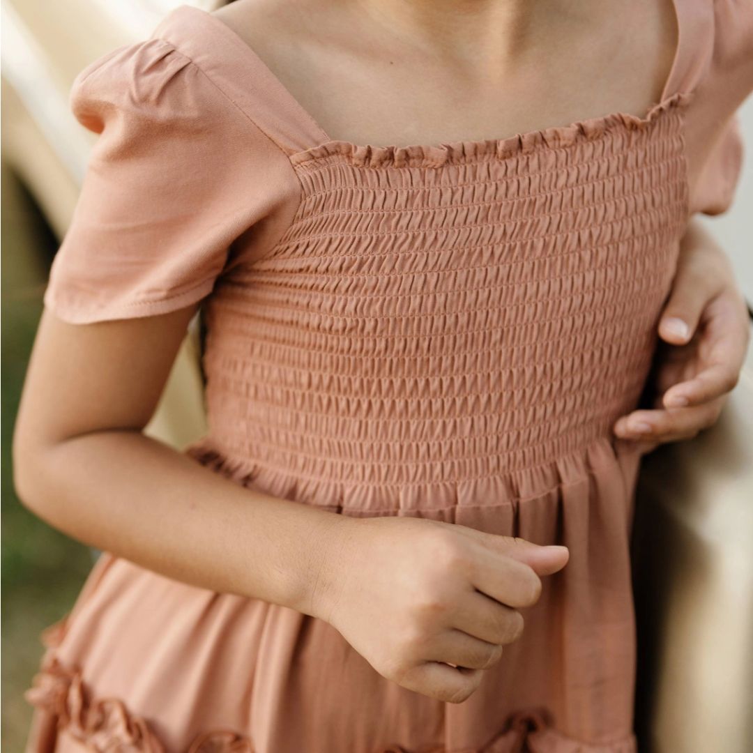 Gesmoktes Midi-Kleid korall