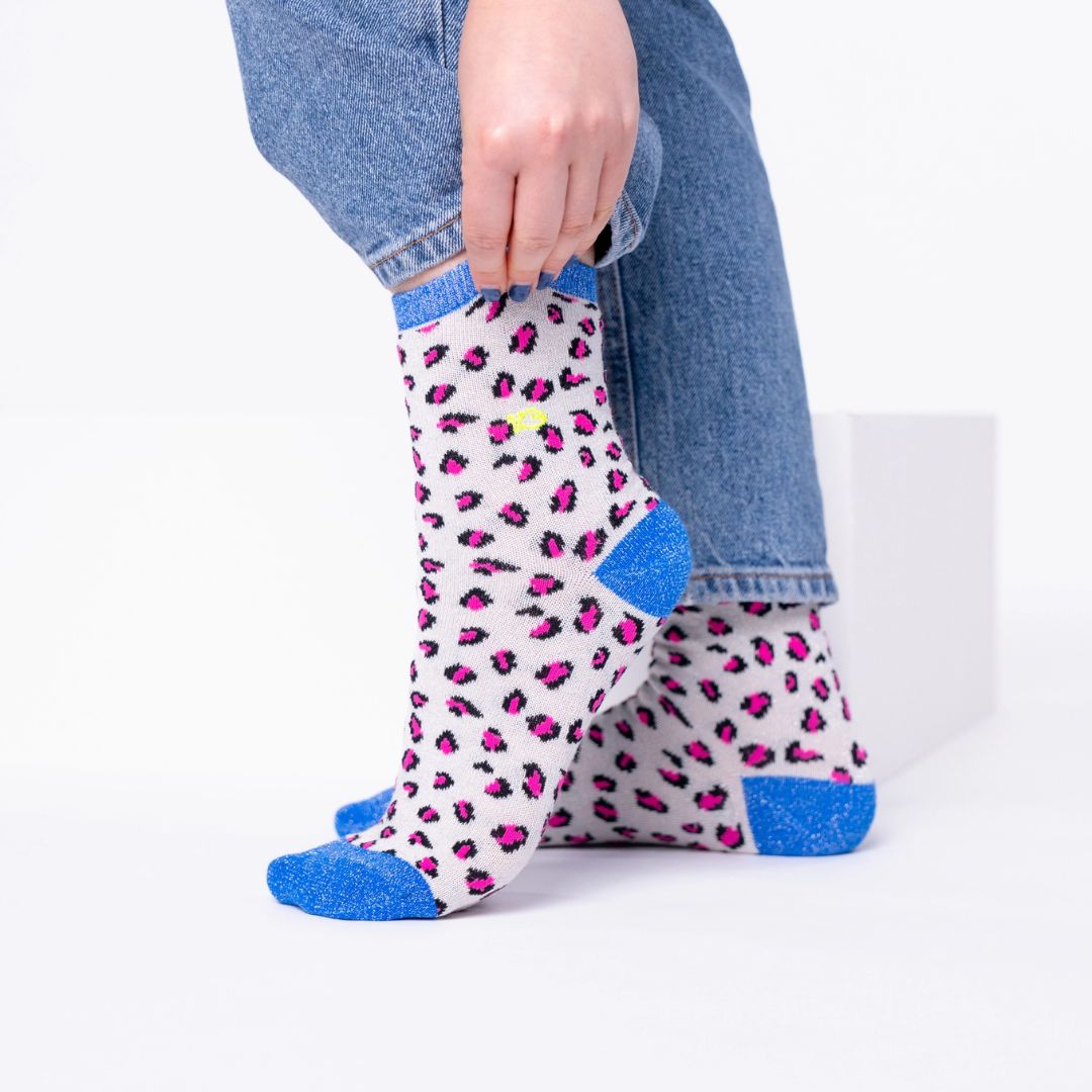 Glitzersocken mit Leopardenmuster weiß/blau