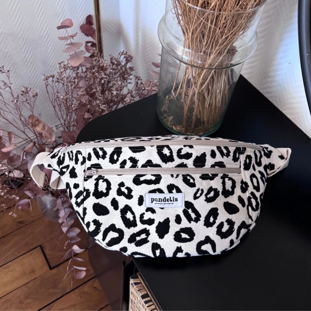 Damen Hipbag Banane groß 'Melia' Leo blk/wh