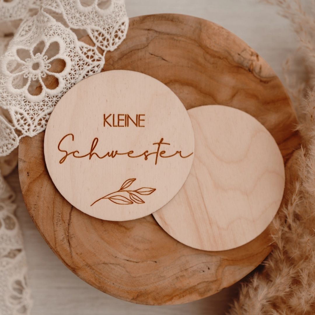 Meilenstein Holzschild - Kleine Schwester