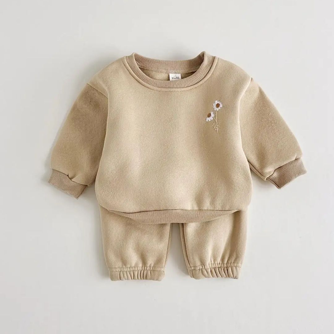 Outfit Set mit Blümchen Stickerei braun