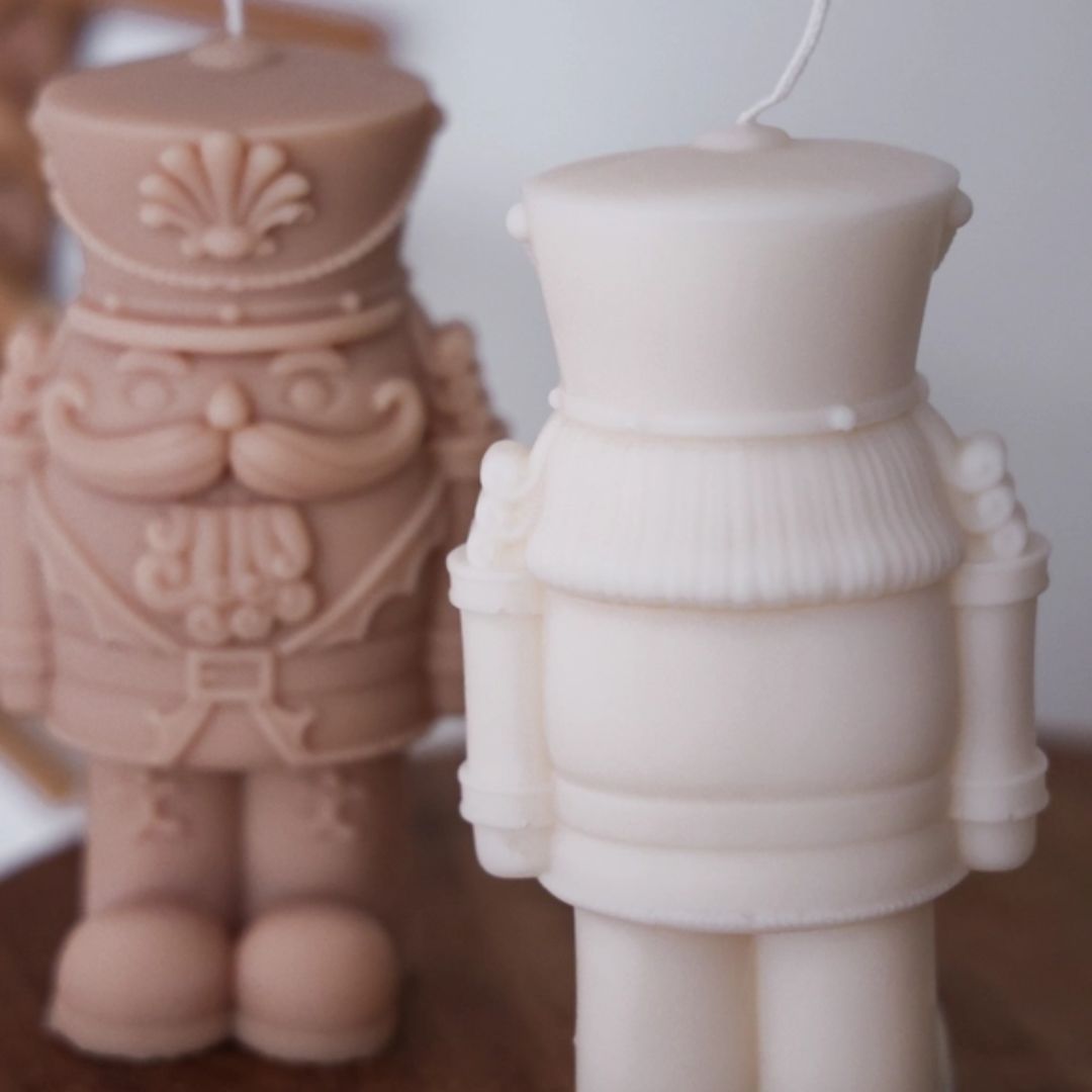 Nussknacker Kerze handgemacht aus Rapswachs beige