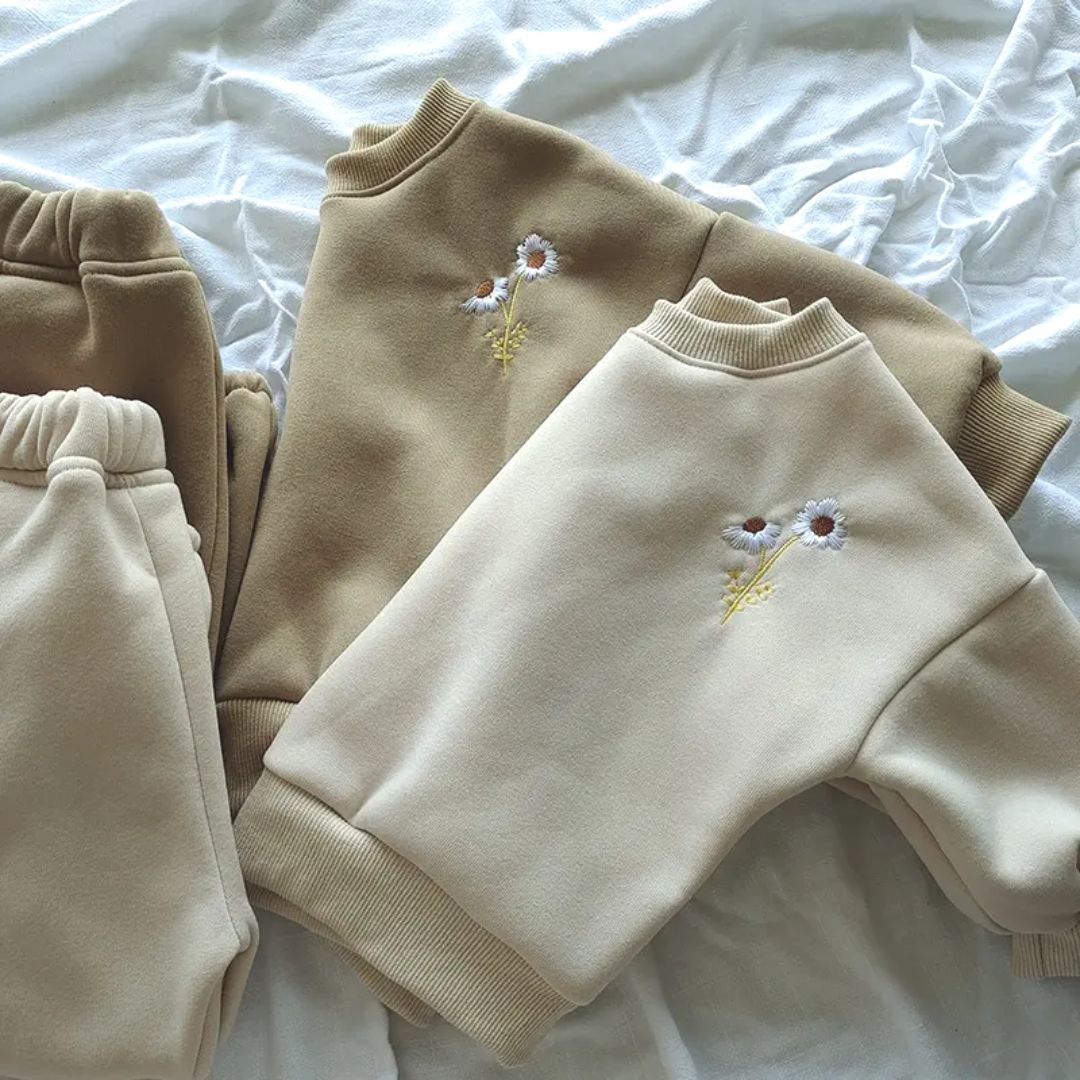 Outfit Set mit Blümchen Stickerei braun