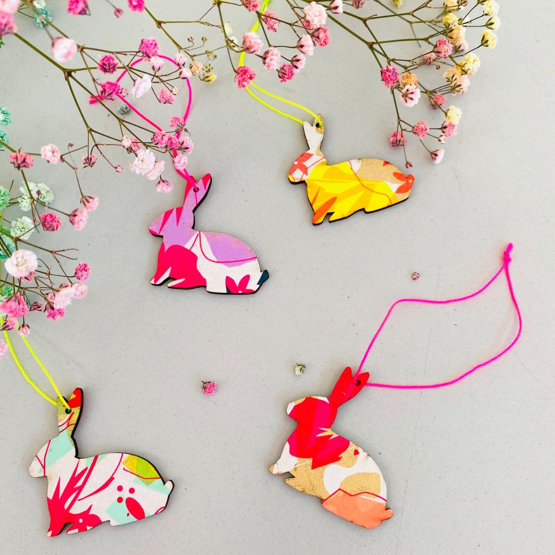 Klappkarte mit Hasen-Anhänger 'Frohe Ostern' orange