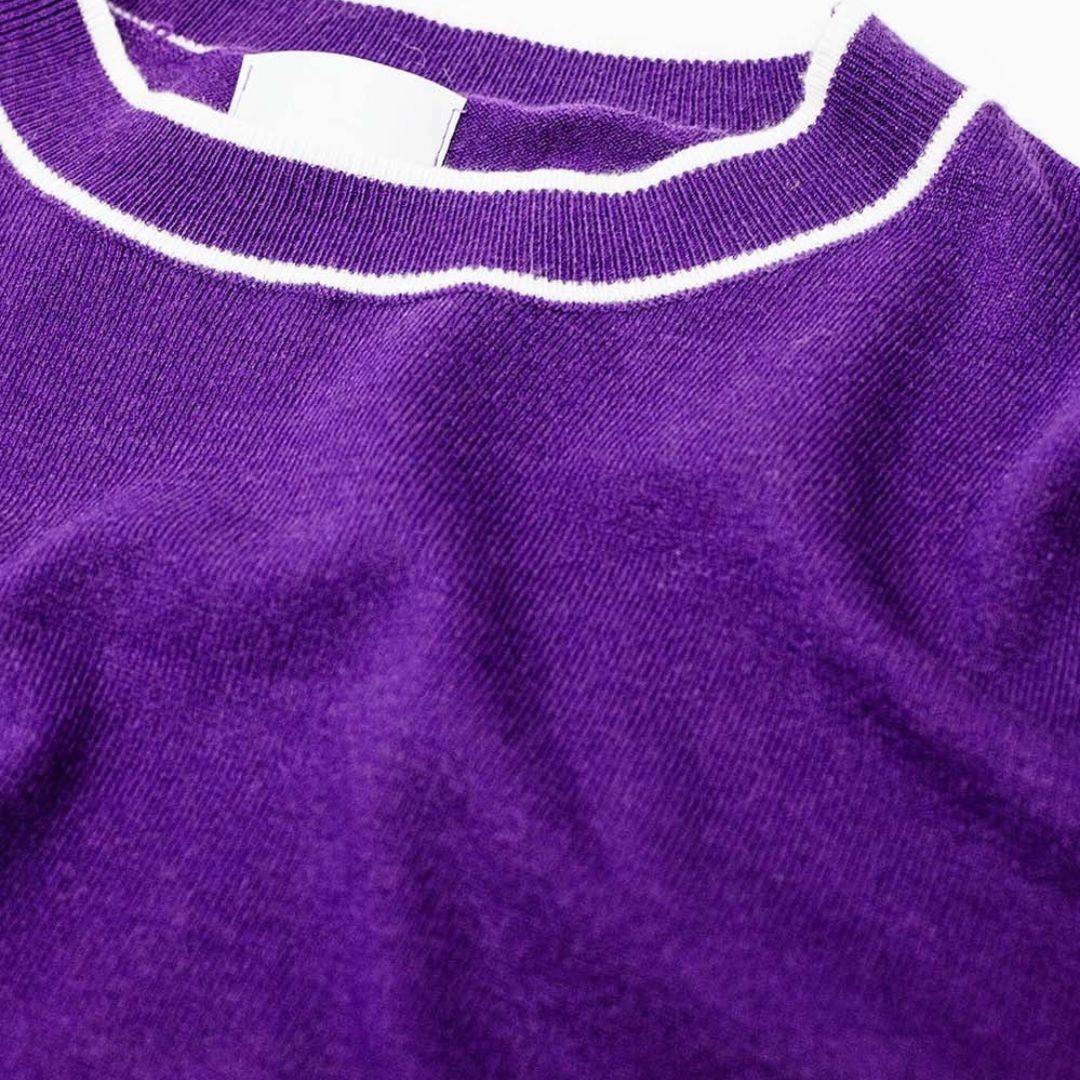 Lila Kurzarm-Shirt mit weißen Linien-Details