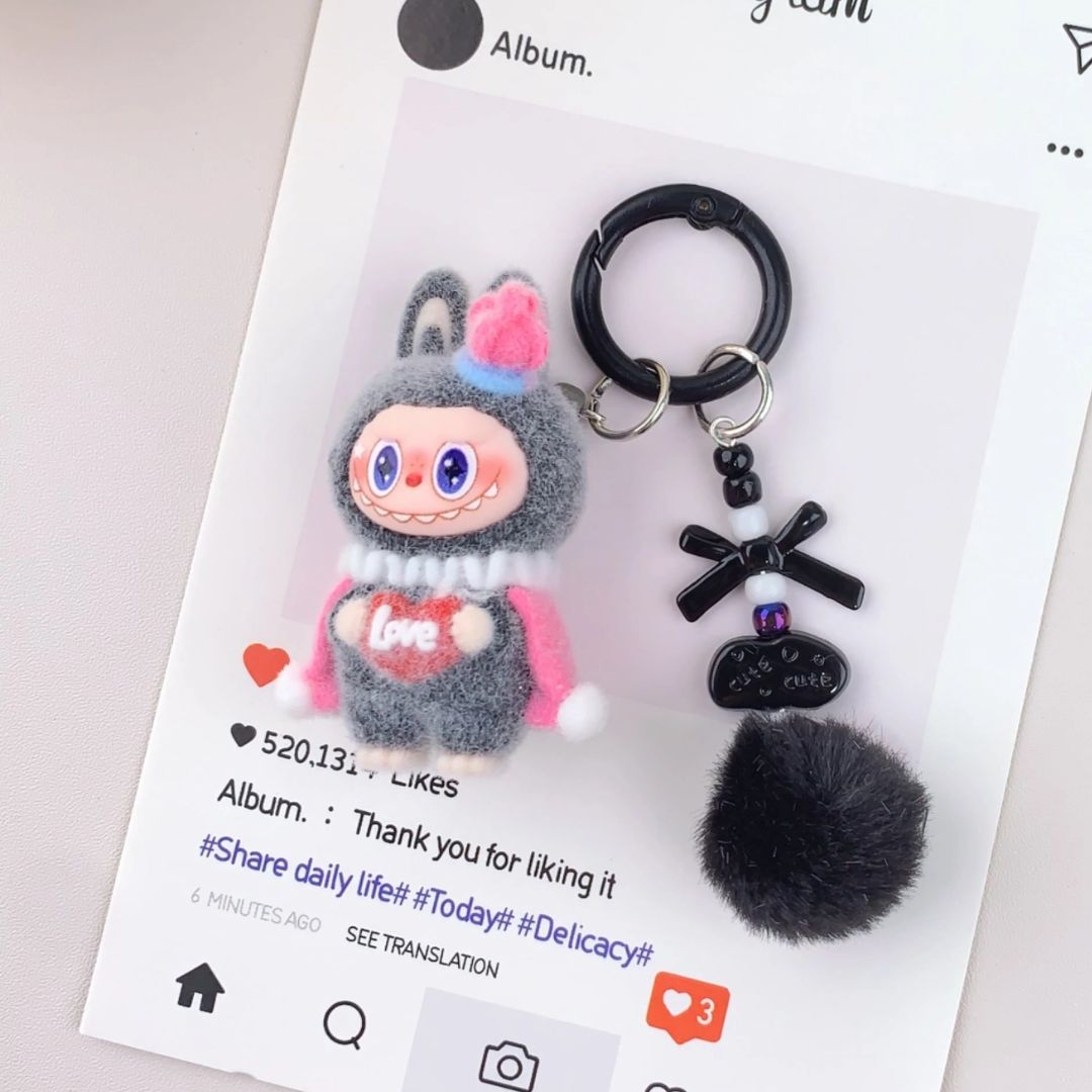 Labubu inspirierter Schlüsselanhänger 'LOVE' Pompon weiß/schwarz