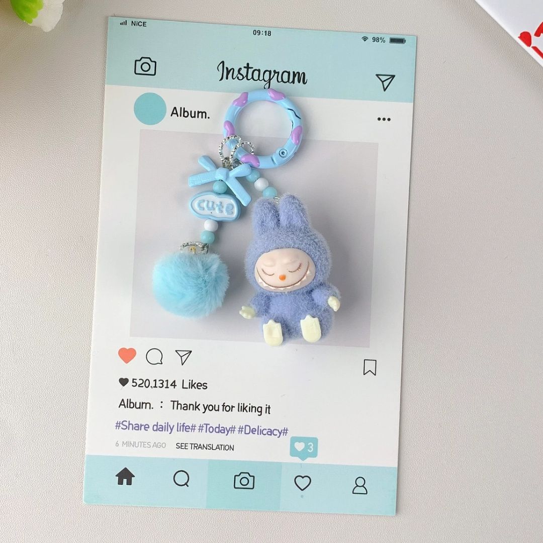 Niedlicher Labubu inspirierter Schlüsselanhänger Pompon/blau