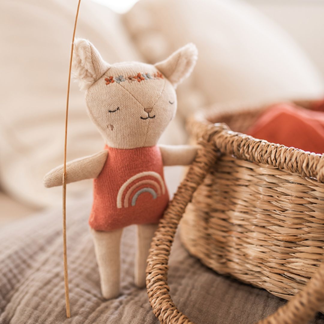 Babyrassel Lamm mit Regenbogenshirt natur/rose