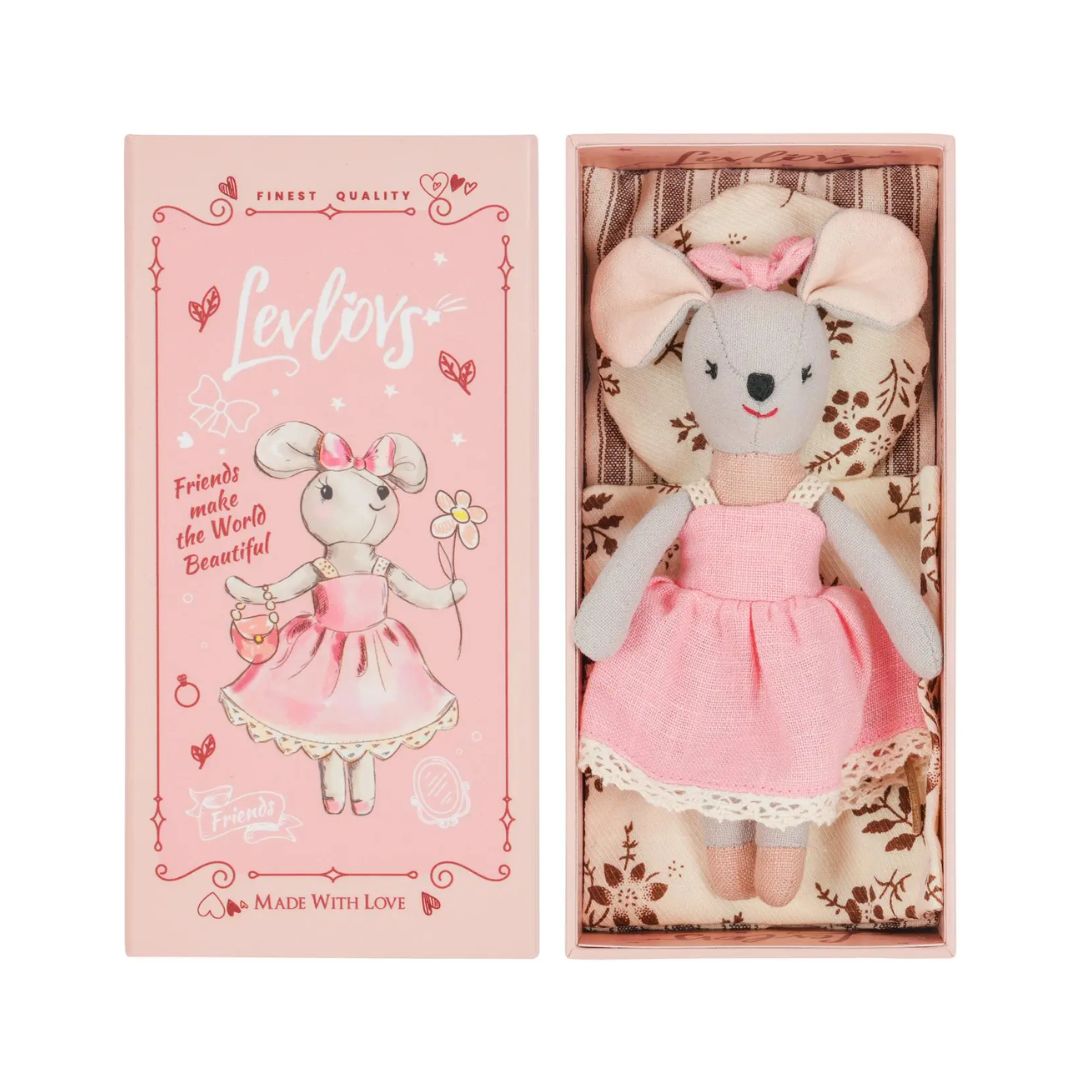 Maus Lili in einer Schachtel mit Bettwäsche