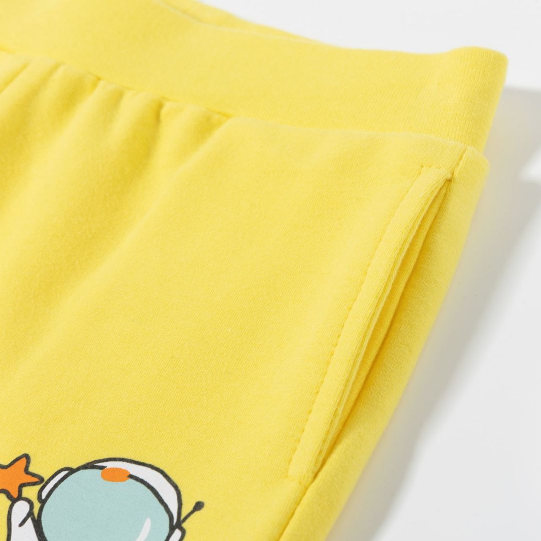 Shorts gelb mit Astronauten Print