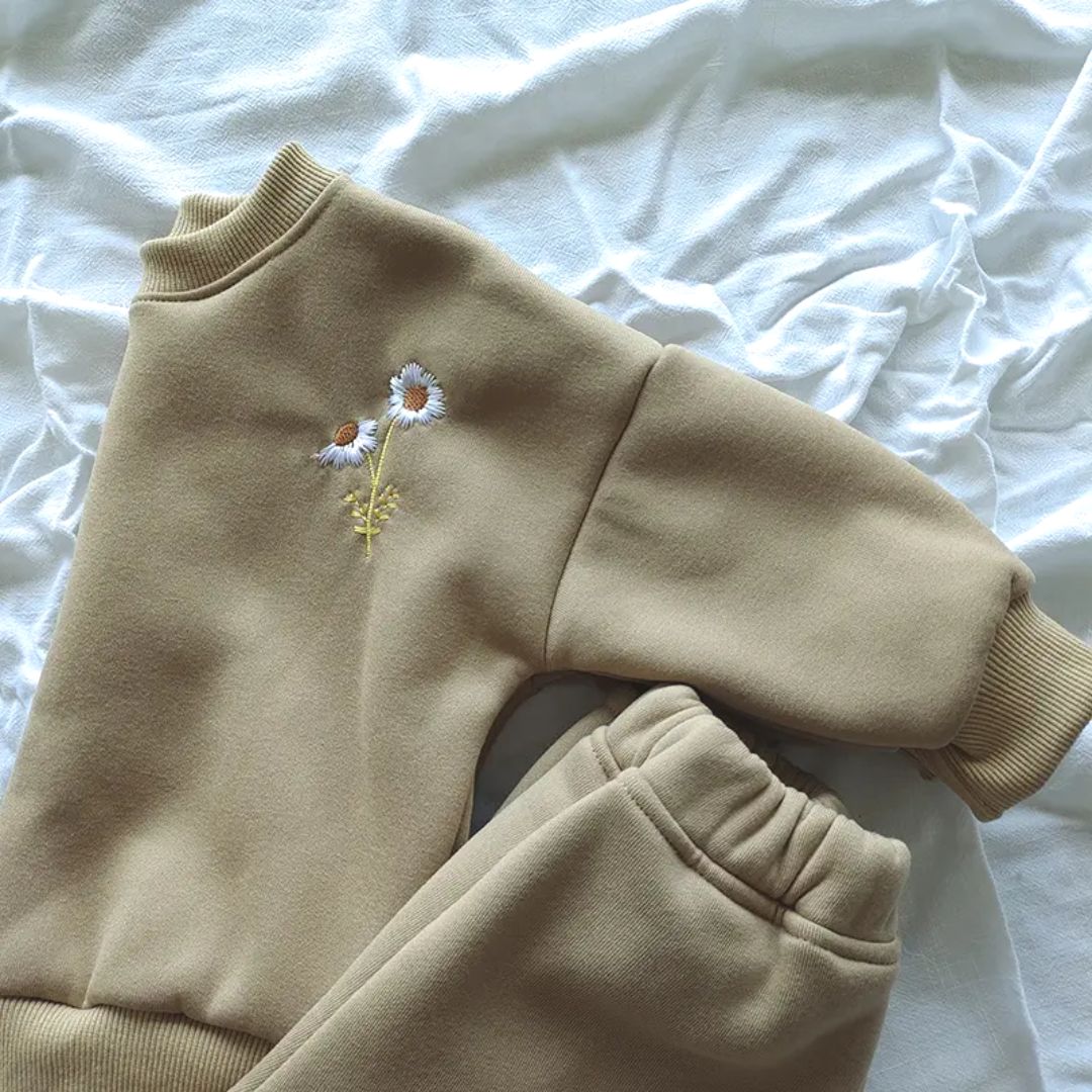 Outfit Set mit Blümchen Stickerei braun