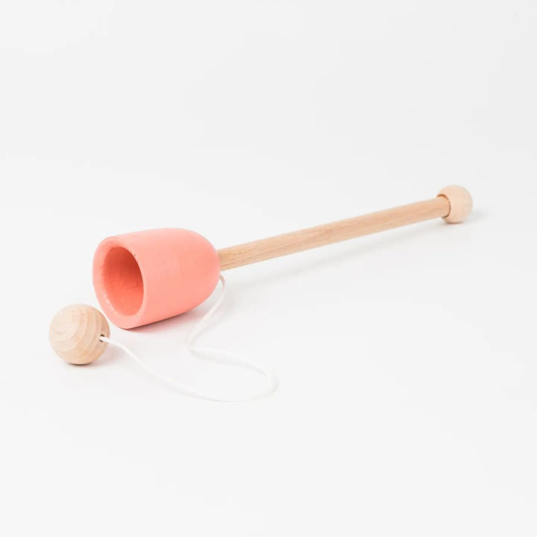 Kinderspielzeug mit kleinem Pokal 'Catch the ball' korall