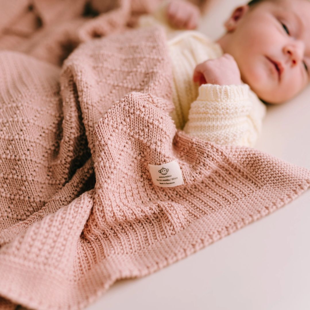 Quadratische Strick-Babydecke mit rosa Diamanten
