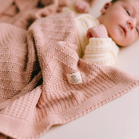 Quadratische Strick-Babydecke mit rosa Diamanten