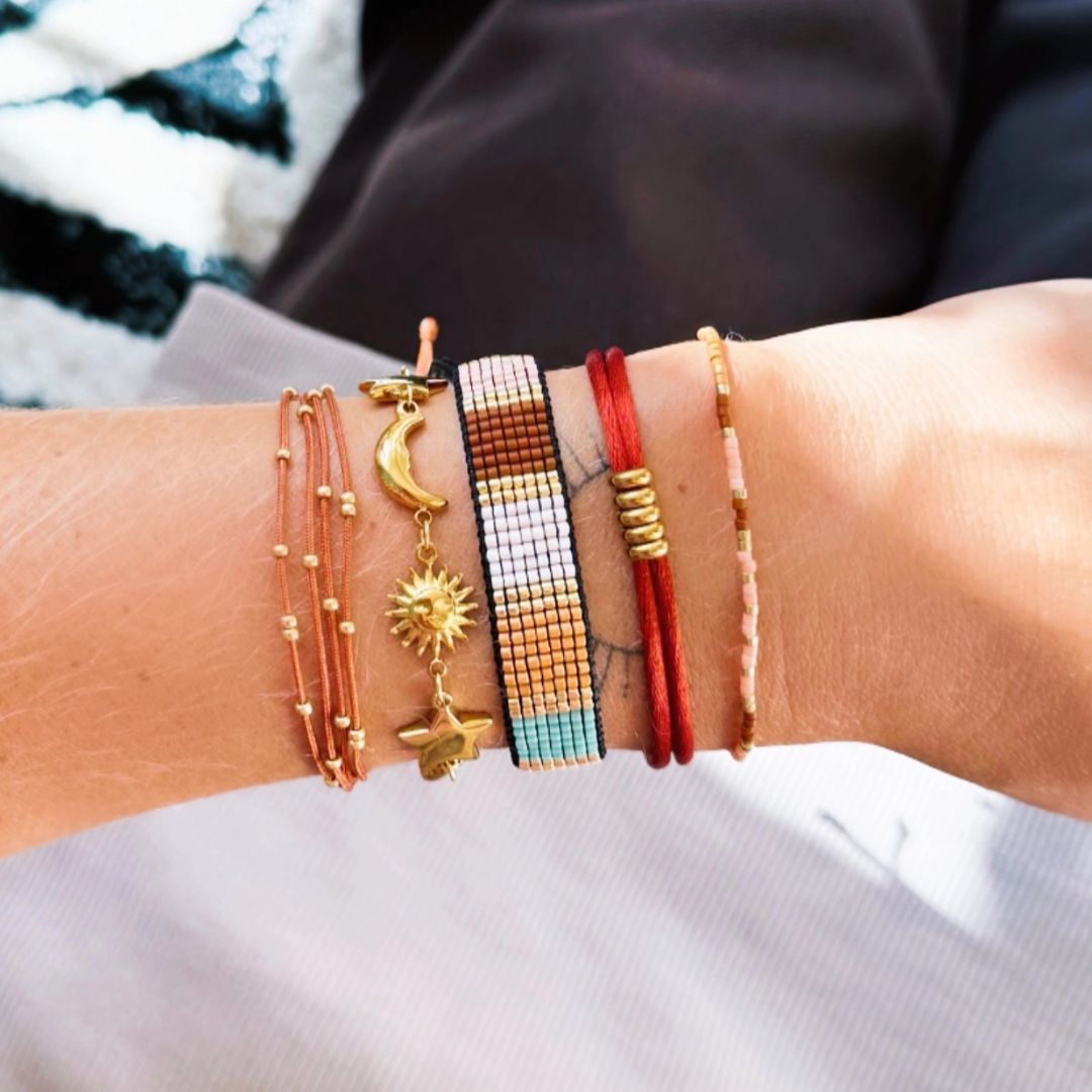 Satinarmband vierfach mit Perlen cognac