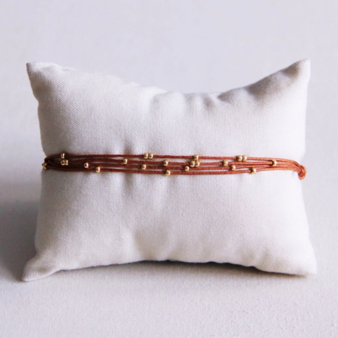 Satinarmband vierfach mit Perlen cognac
