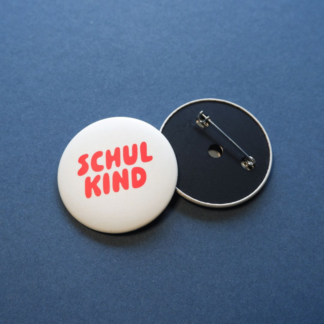 Ansteckbutton 'SCHULKIND' weiß/rot