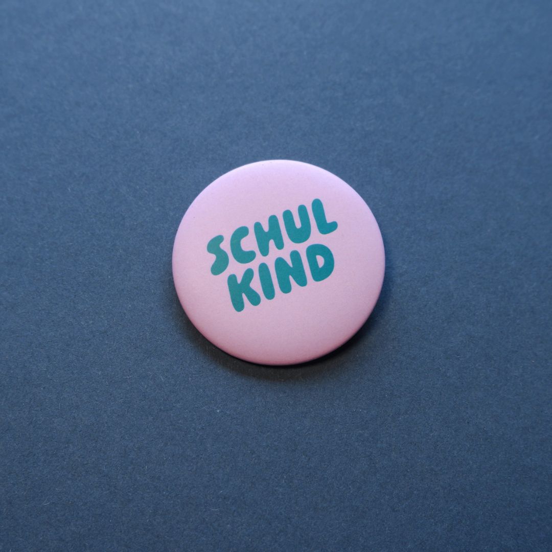 Ansteckbutton 'SCHULKIND' flieder