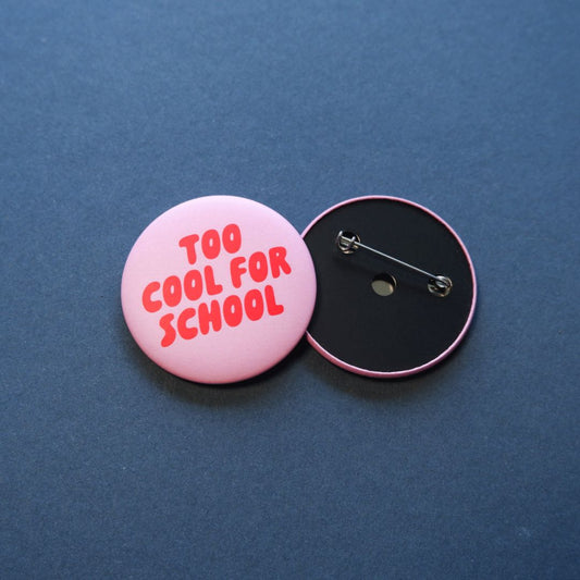 Ansteckbutton 'Too Cool For School' rosa