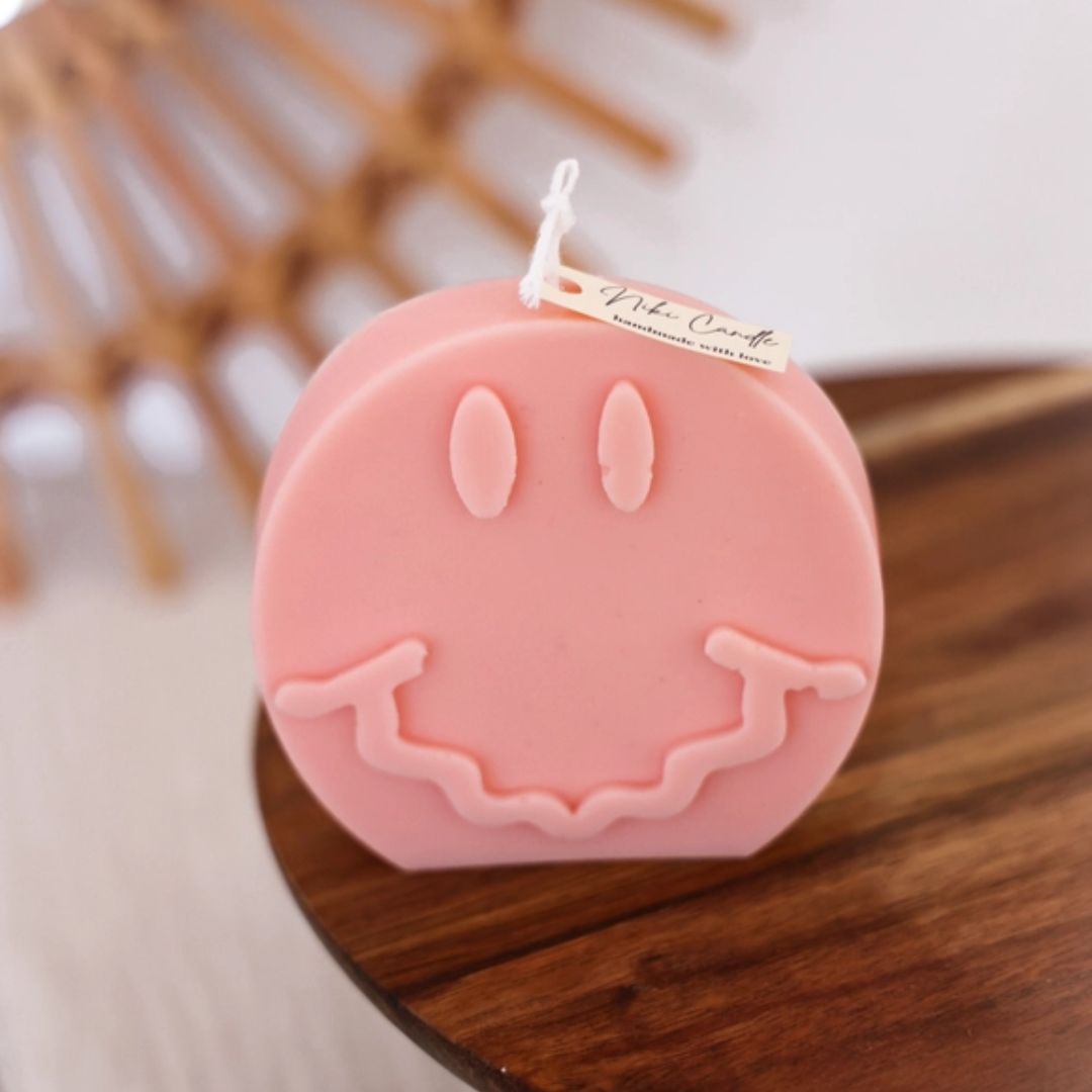 Smiley Kerze handgemacht aus Rapswachs rosa