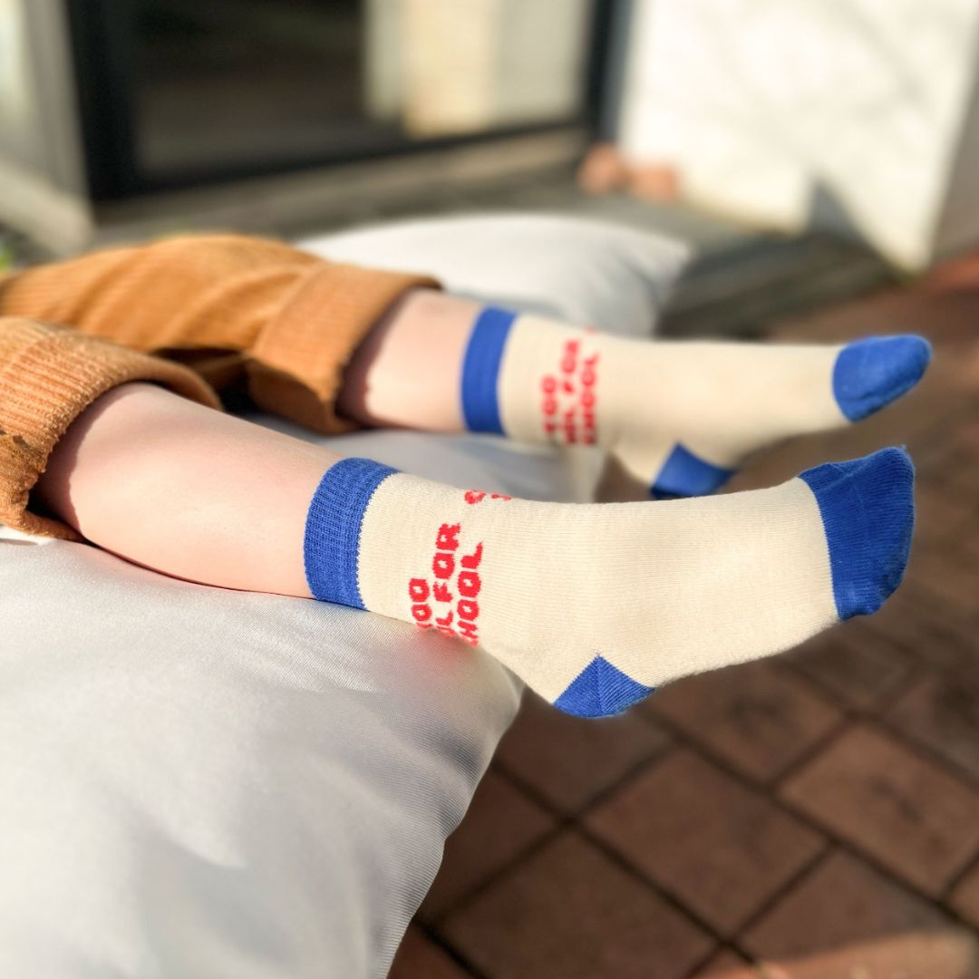 Socken 'Too cool for school' blau