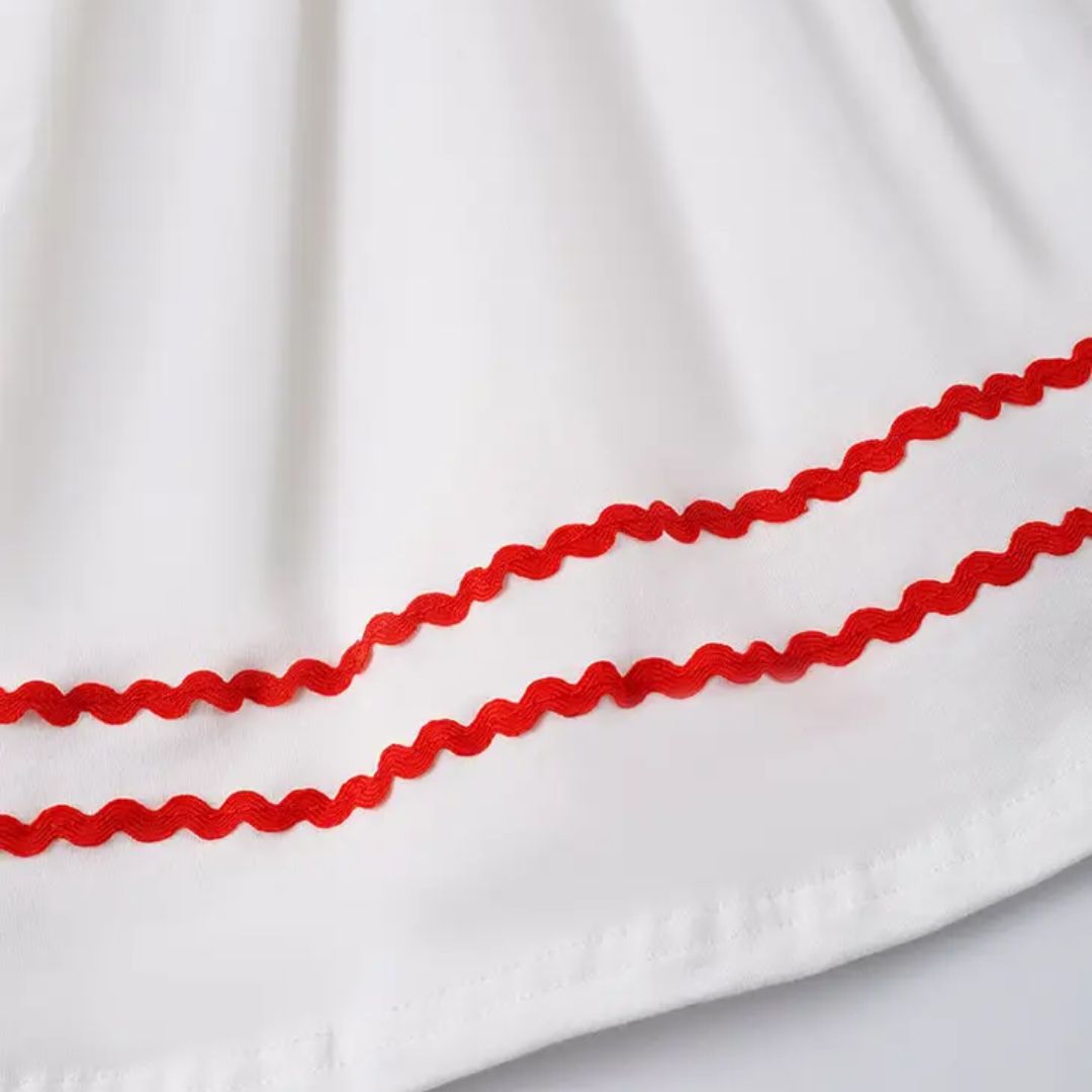 Weißes Rüschenkleid mit Segelbootapplikation