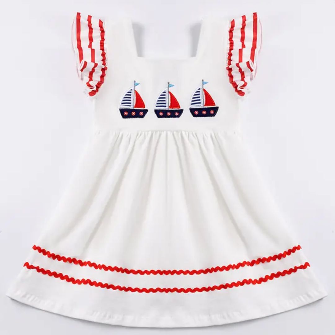 Weißes Rüschenkleid mit Segelbootapplikation