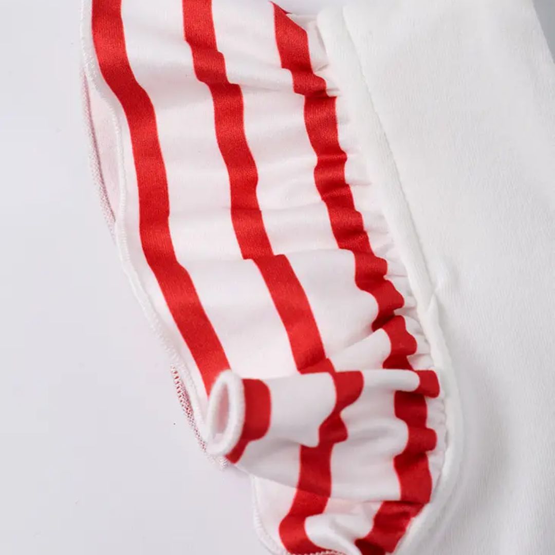 Weißes Rüschenkleid mit Segelbootapplikation