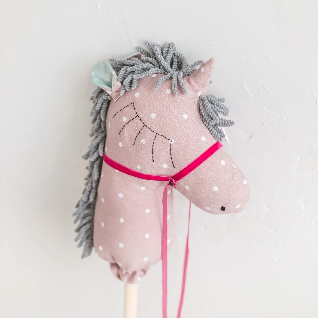handgemachtes Steckenpferd aus Leinen rosa