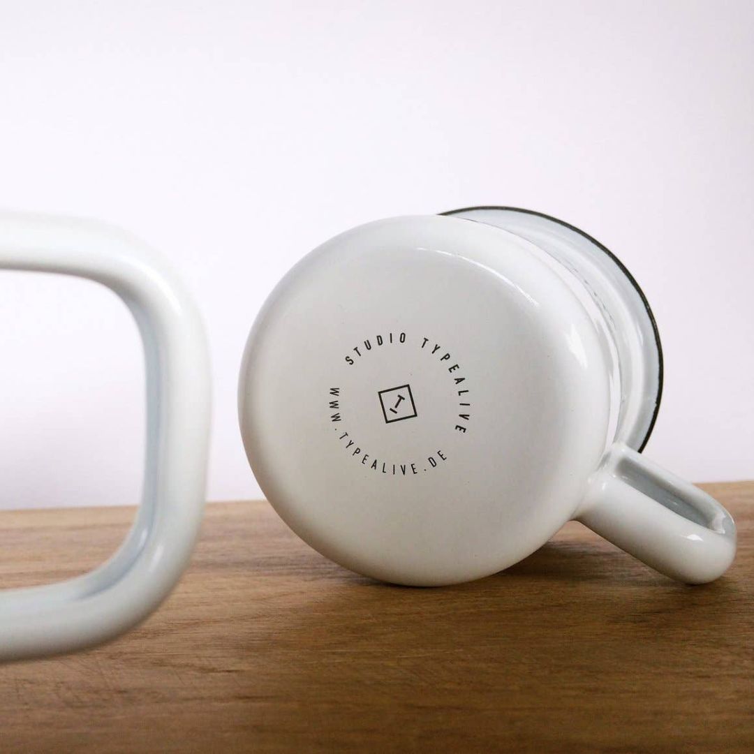Statement Emaille Tasse Namastay