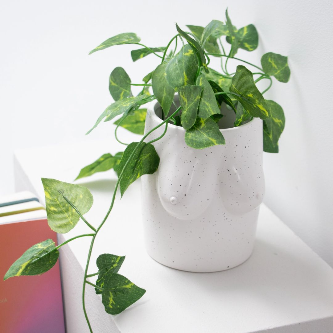 Handgemalte Blumenvase 'TITS' weiß