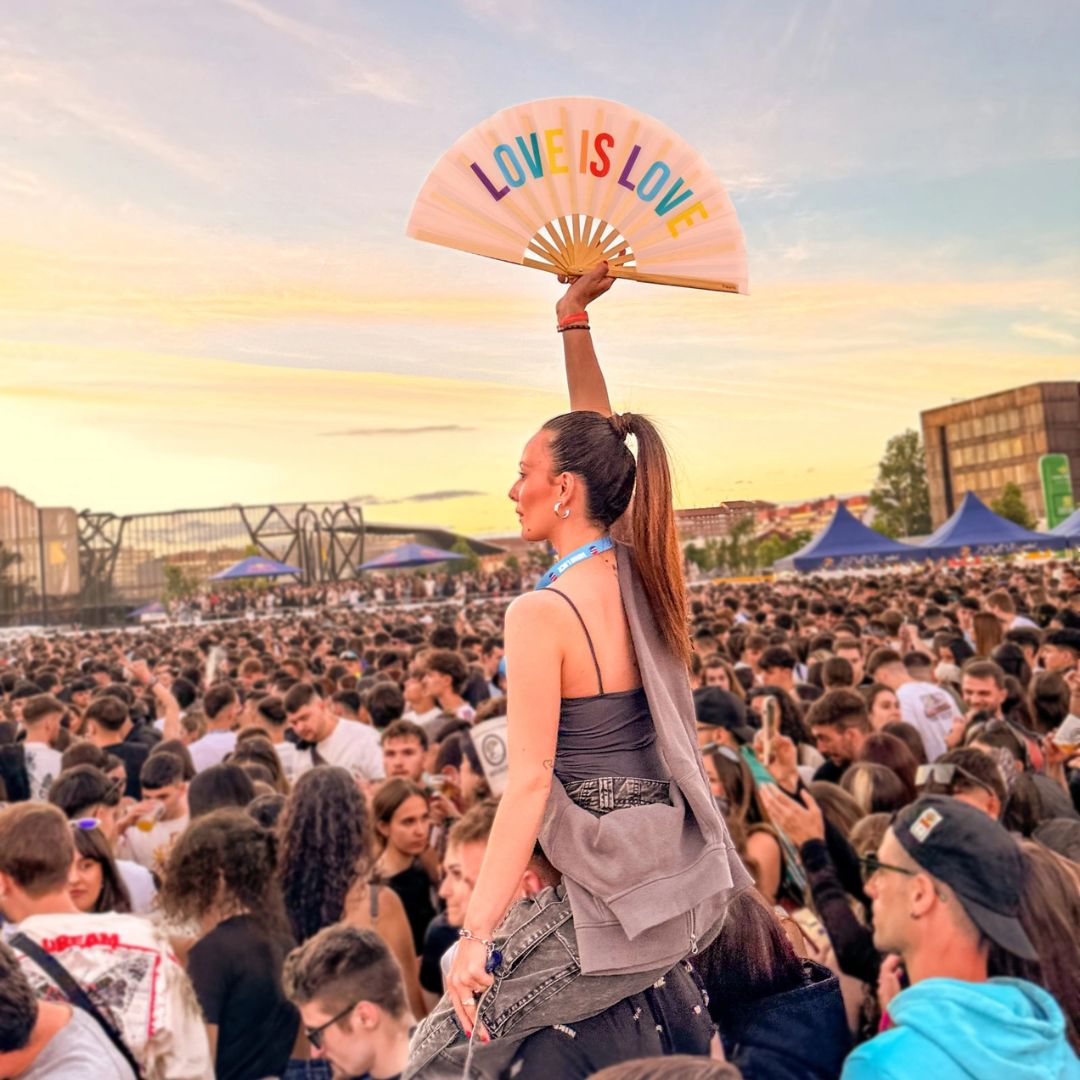 Damen Fächer XXL 'LOVE IS LOVE' regenbogenfarben