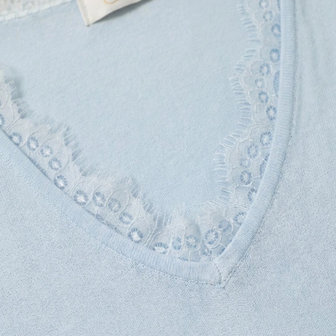 Weicher Strickpullover mit V-Ausschnitt hellblau