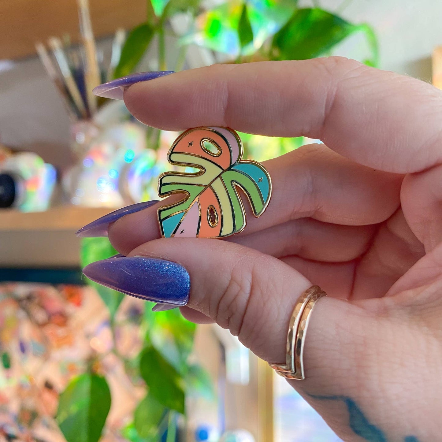 Anstecknadel mit Regenbogenmotiv Monstera