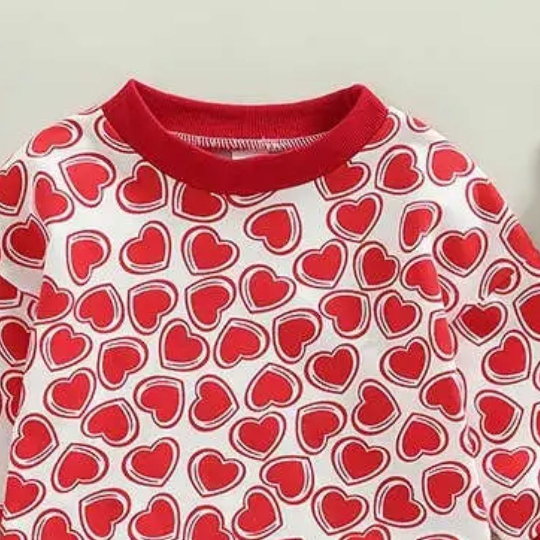 Langärmliger lässiger Baby-Overall mit Herzen rot