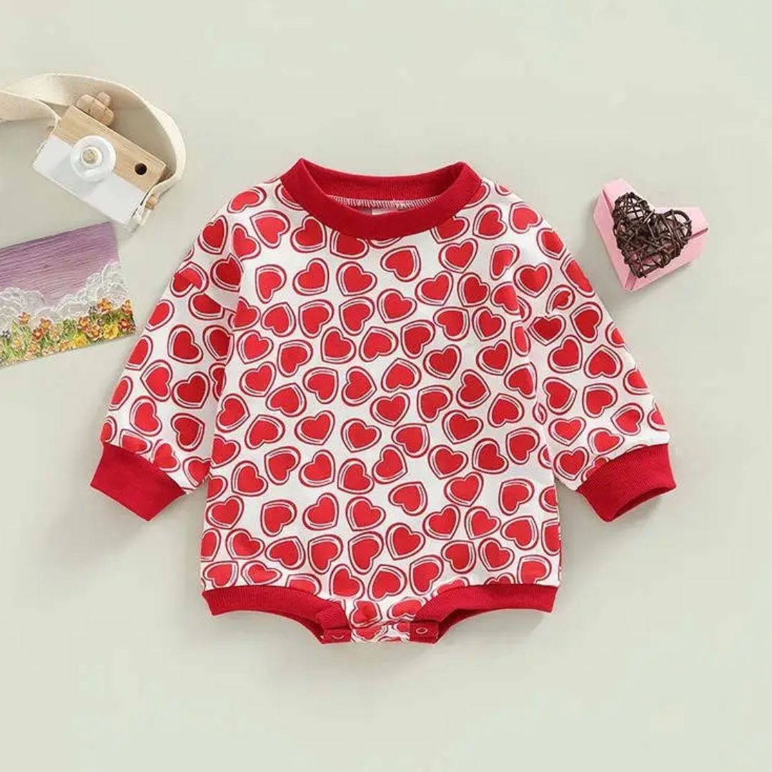 Langärmliger lässiger Baby-Overall mit Herzen rot