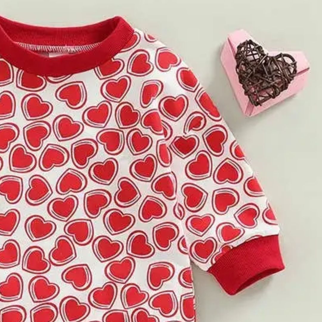 Langärmliger lässiger Baby-Overall mit Herzen rot