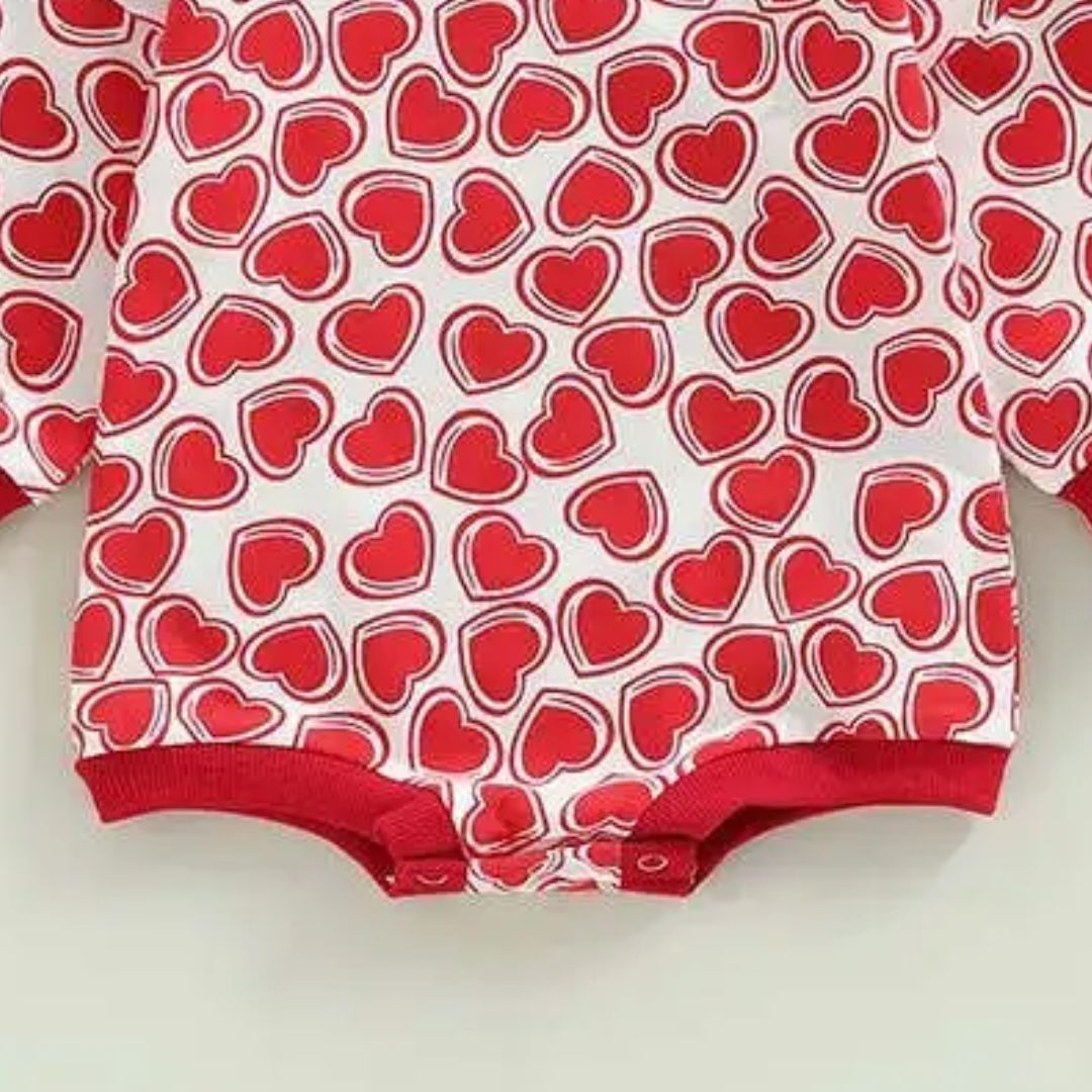 Langärmliger lässiger Baby-Overall mit Herzen rot