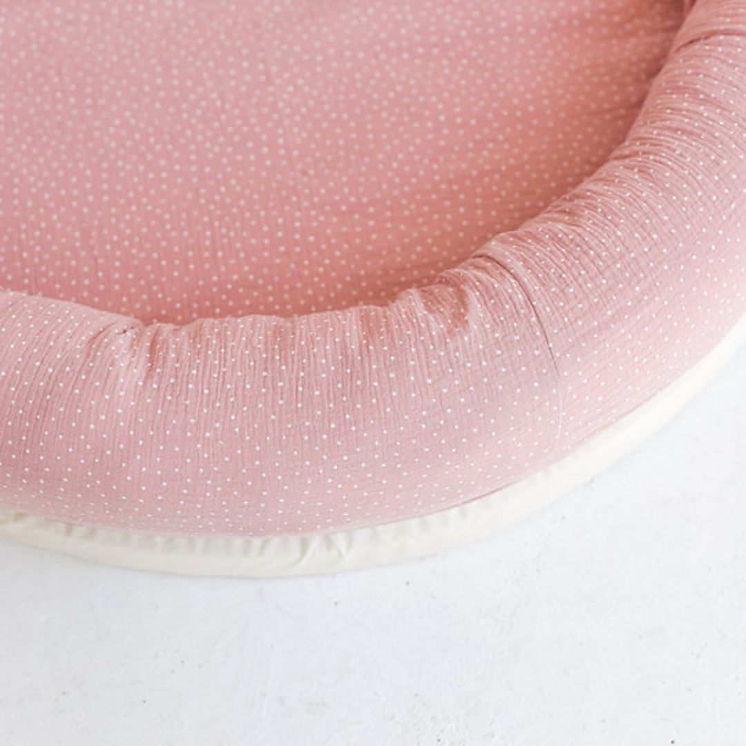 Großes Babynest "Play Mat" mit Musselinbezug rosa