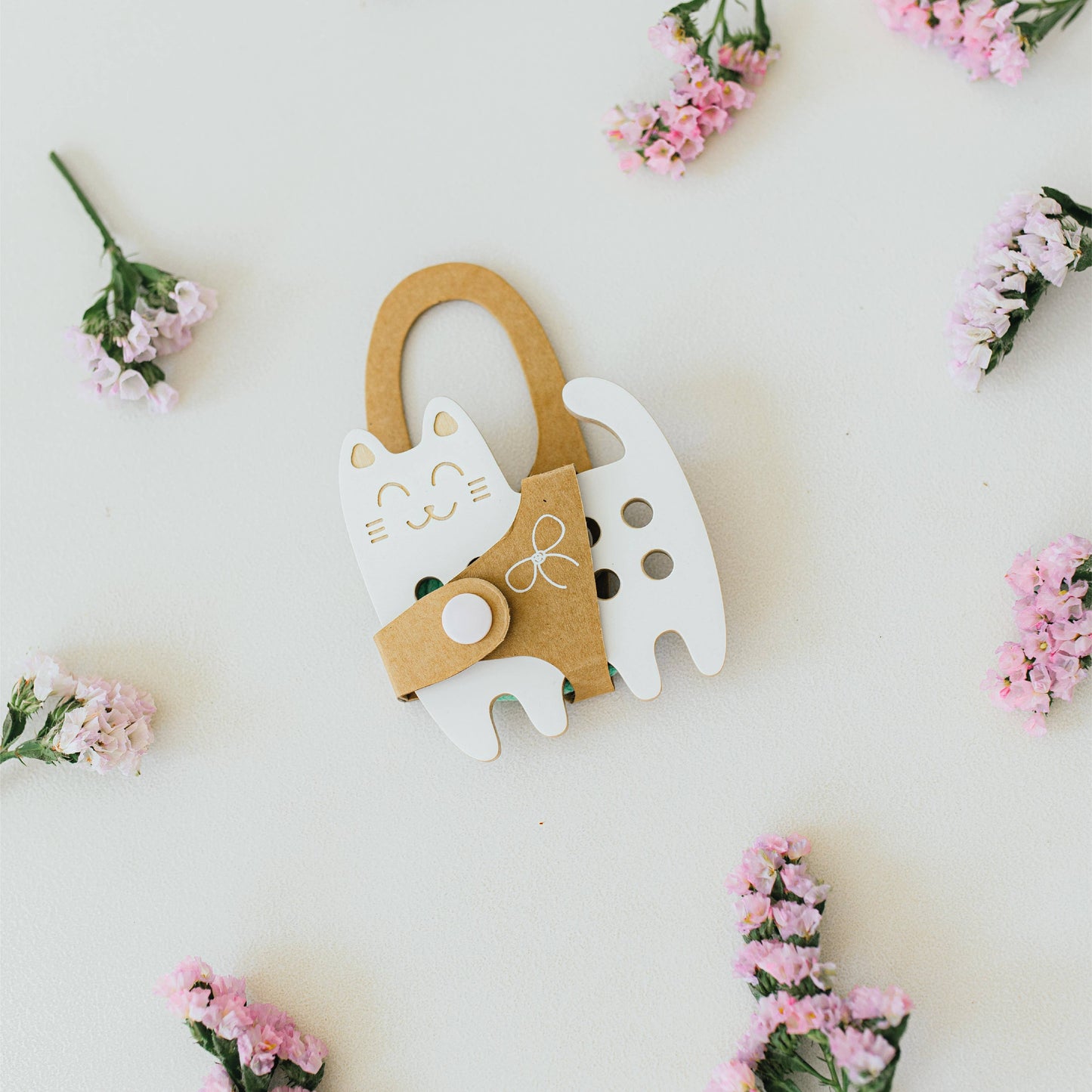 Kleines Schnürspielzeug aus Holz 'Die Katze'