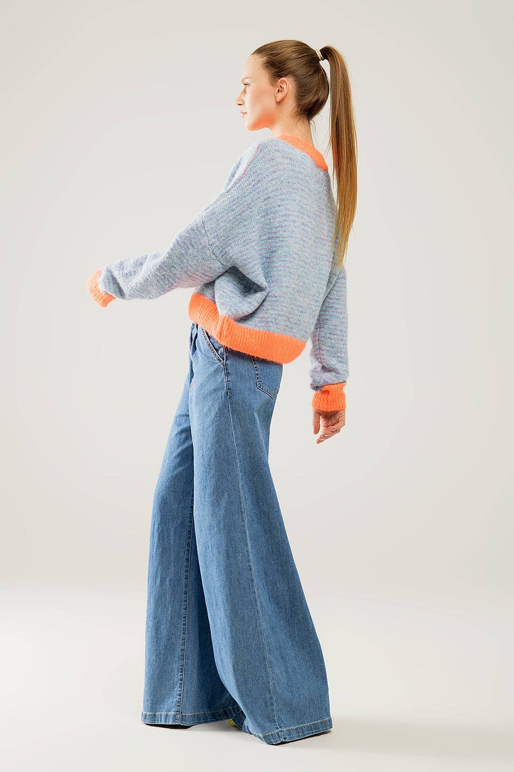 Übergroßer hellblau/oranger Strickpullover