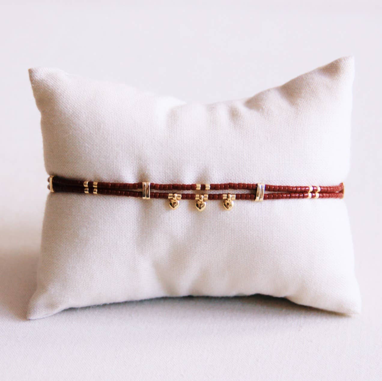 Doppeltes Miyuki-Armband mit 3 Mini-Herzen - Dunkelbraun