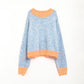 Übergroßer hellblau/oranger Strickpullover