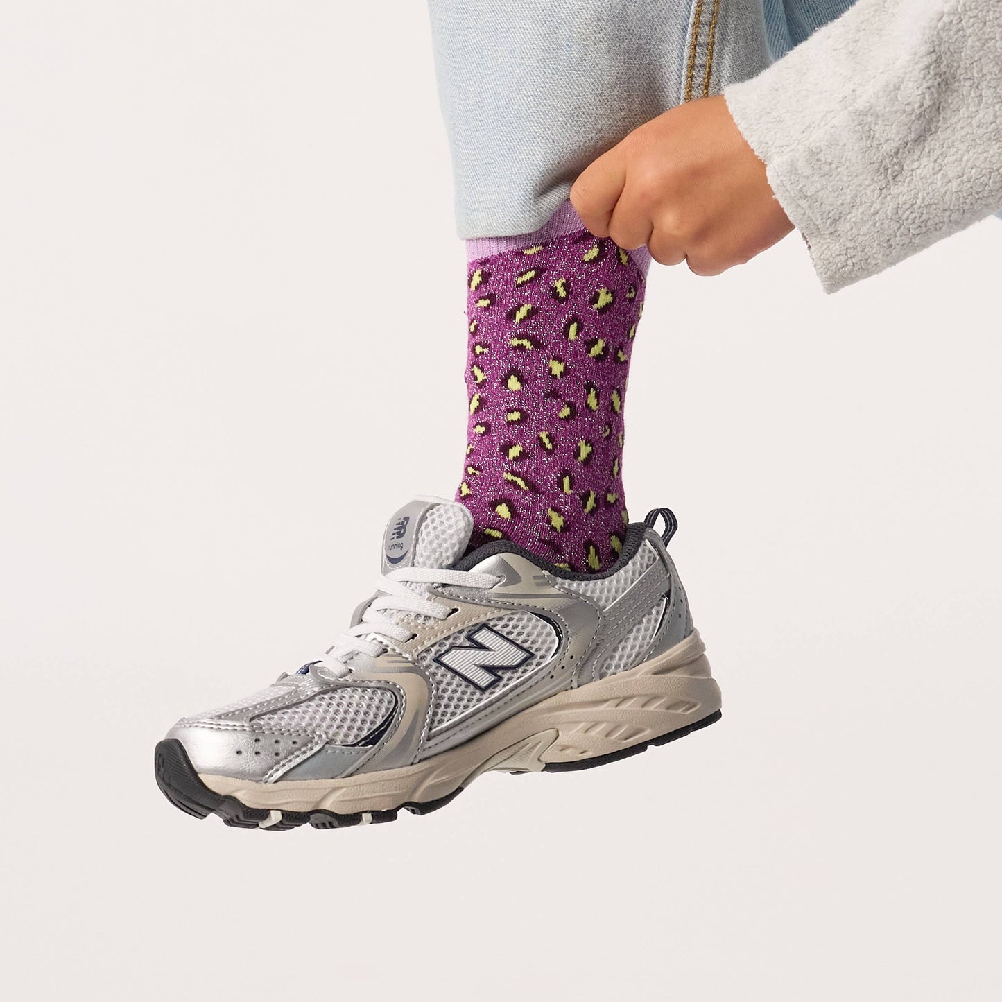 Mädchensocken mit Leopardenmuster violett und gelb