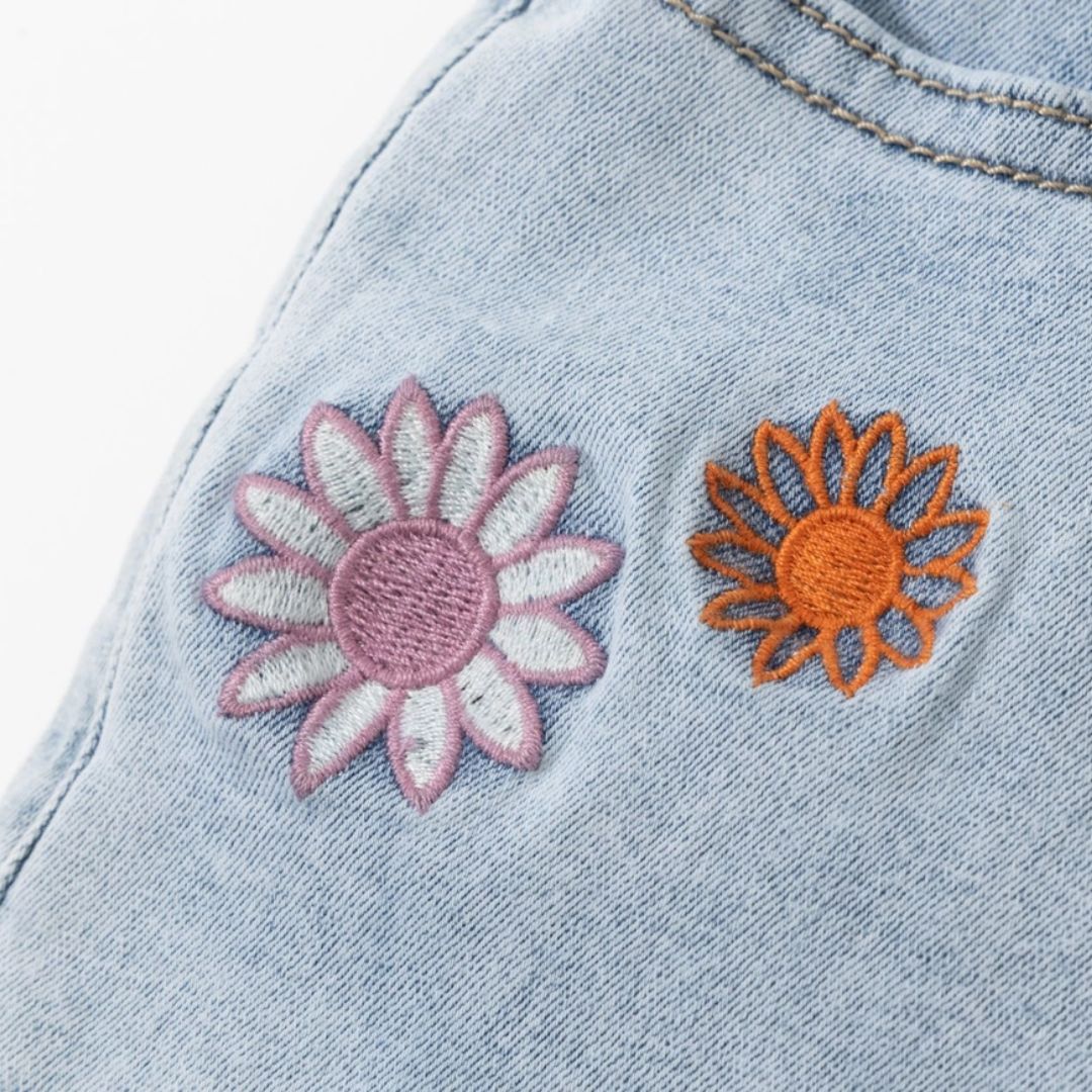 Jeansshorts mit Blumenstickerei