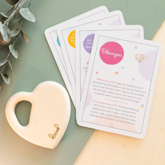 Baby Rasselgreifling “herznah” mit Buindungsspielkarten
